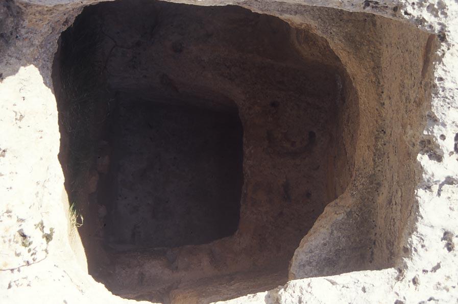 Grottaglie-Lonoce20.jpg - Grottaglie- Lonoce (Tombe a grotticella protostoriche riutilizzate a scopo abitativo nel Meio Evo)