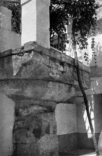 Trinitàcolonna.jpg - Capitello di colonna dorica all'interno dell'Oratorio della Santissima Trinità