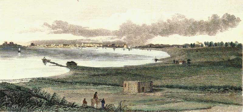 Rich-Craven-1821.jpg - Il Fonte pliniano ed una veduta di Taranto dalla riva Nord del Mar Piccolo, ritratti dal viaggiatore  Richard  Craven nel  1818.
